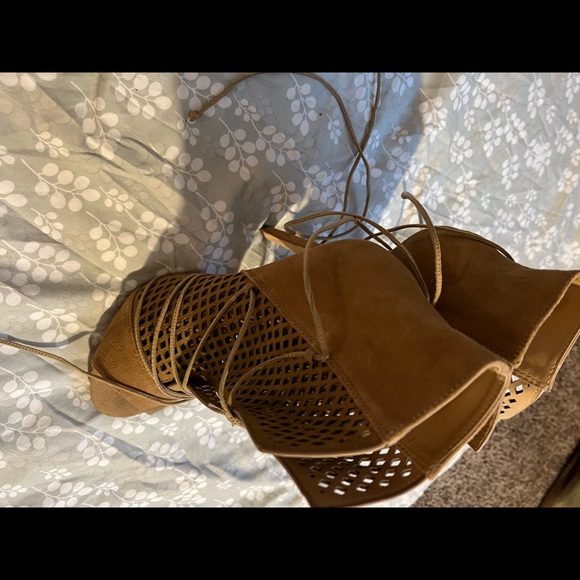 Steve Madden heels,  also tie up around your leg/ankle - Picture 2 of 7